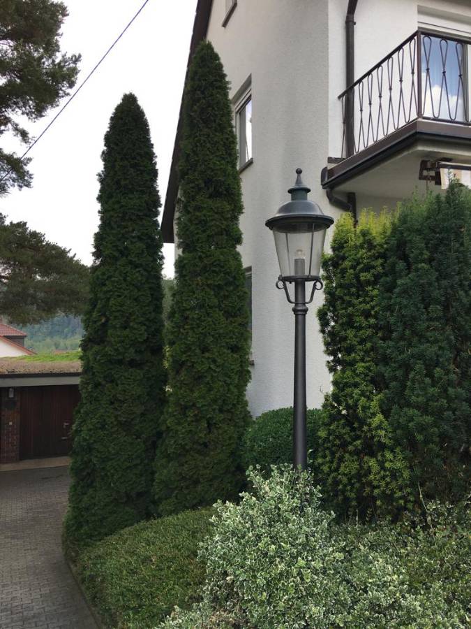 Eingangsbereich eines verkauften Hauses mit Laterne und Thujen
